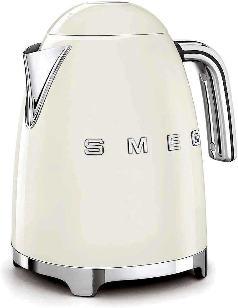 Soft opening lid on the Smeg KLF03CRUK cream electric kettle