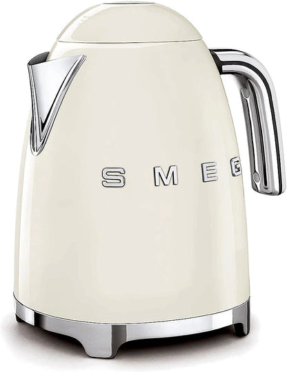 Soft opening lid on the Smeg KLF03CRUK cream electric kettle